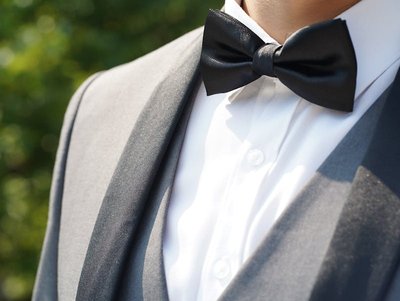 Frisch gereinigter Anzug mit Krawatte