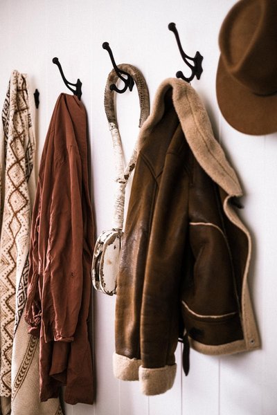 Winterjacke auf einem Kleiderbügel